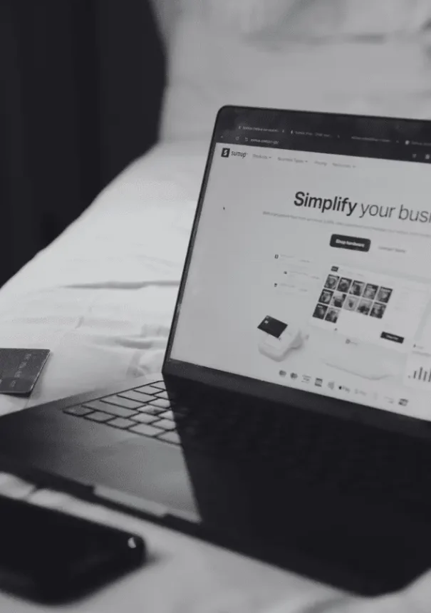 E-commerce homepage displayed on laptop on bed // Webshop kezdőlapját mutató laptop ágyon