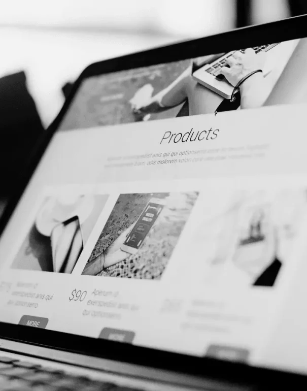 Online store product page displayed on laptop // Webáruház termékoldala laptopon