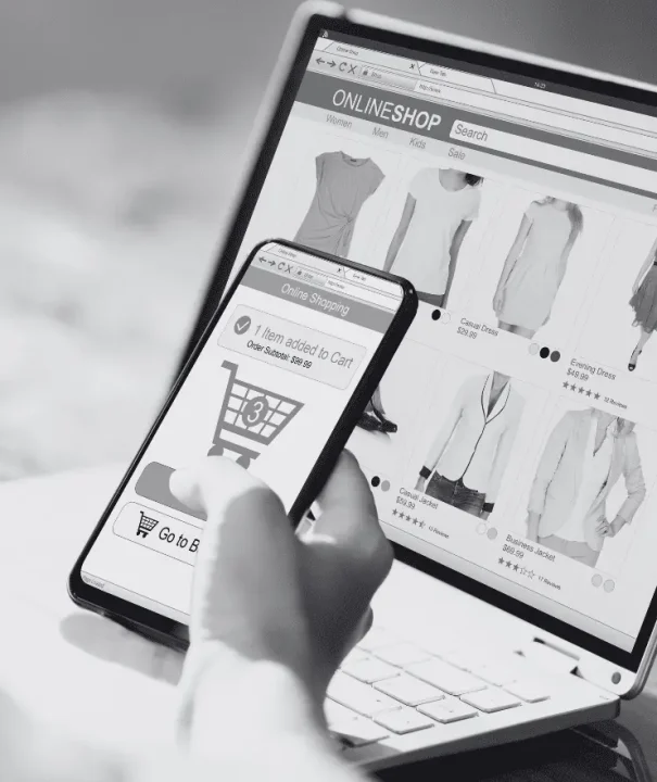 Clothing webshop on laptop and shopping cart on smartphone // Ruházati webáruház laptopon és kosár oldal mobilon